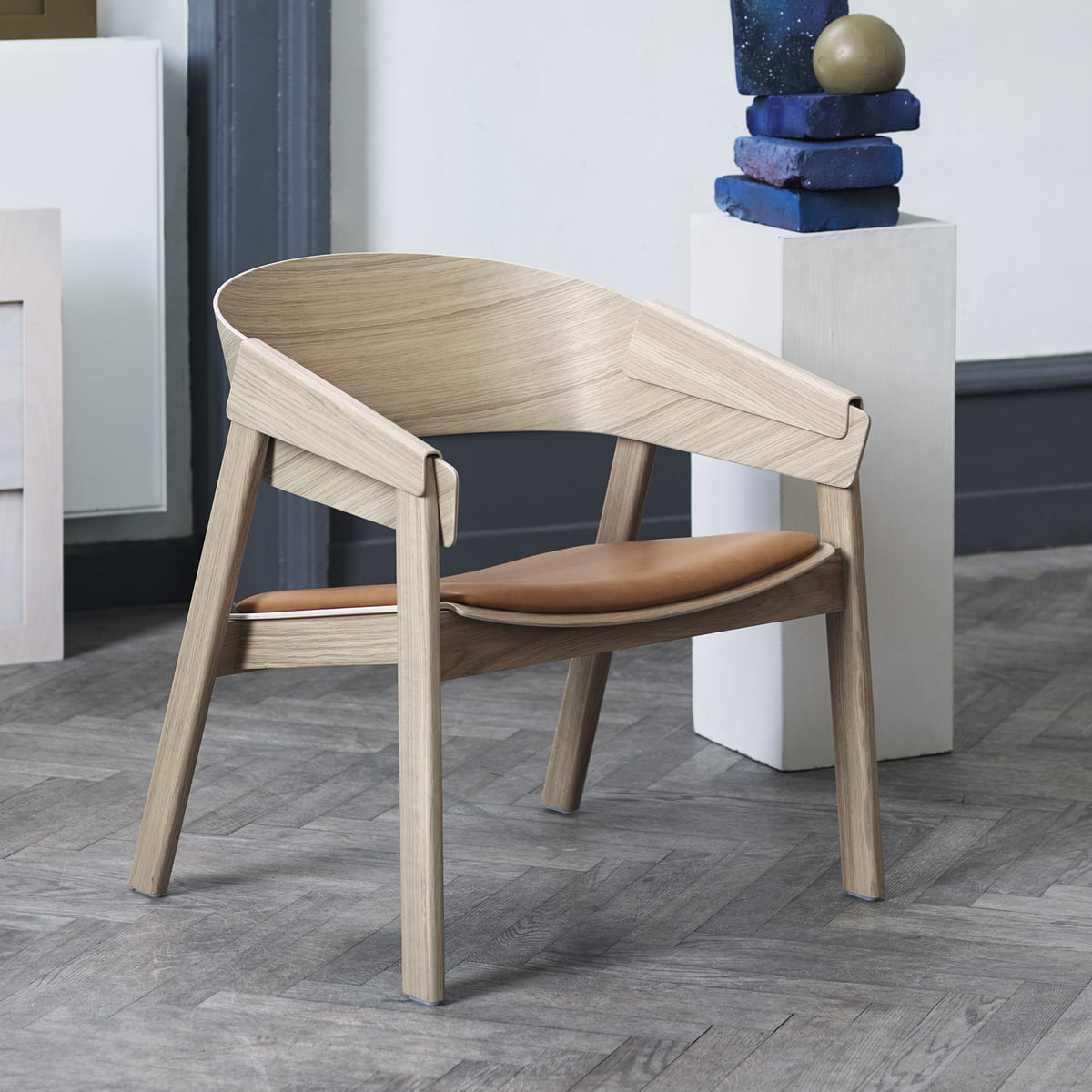 Muuto-Cover-Lounge-Chair-Eiche-Leder-Situation.jpg